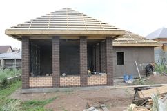 Построен одноэтажный дом из арболита. Ведутся работы по штукатурке стен.